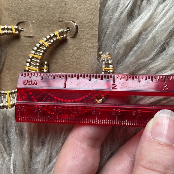 NWT gold hoop earrings with thread detail - Picture 4 of 9